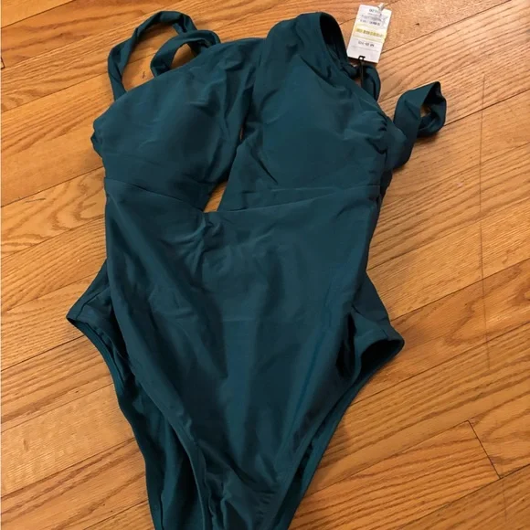 nwT shade and shore, medium seat coverage swimming suit - Picture 4 of 5
